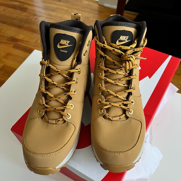 Brand new Nike Manila Leather Boots. Its never worn and in perfect condition - Picture 5 of 6